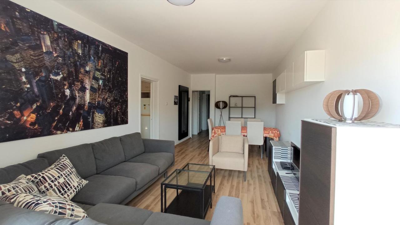 5 Min To The Beach Holiday Shared Apartment Incl Netflix - Private Room In 3 Bdr Apt 라르나카 외부 사진