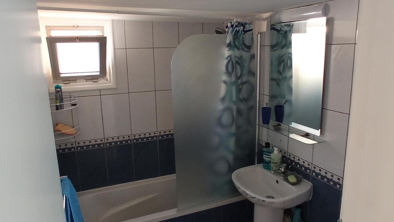 5 Min To The Beach Holiday Shared Apartment Incl Netflix - Private Room In 3 Bdr Apt 라르나카 외부 사진