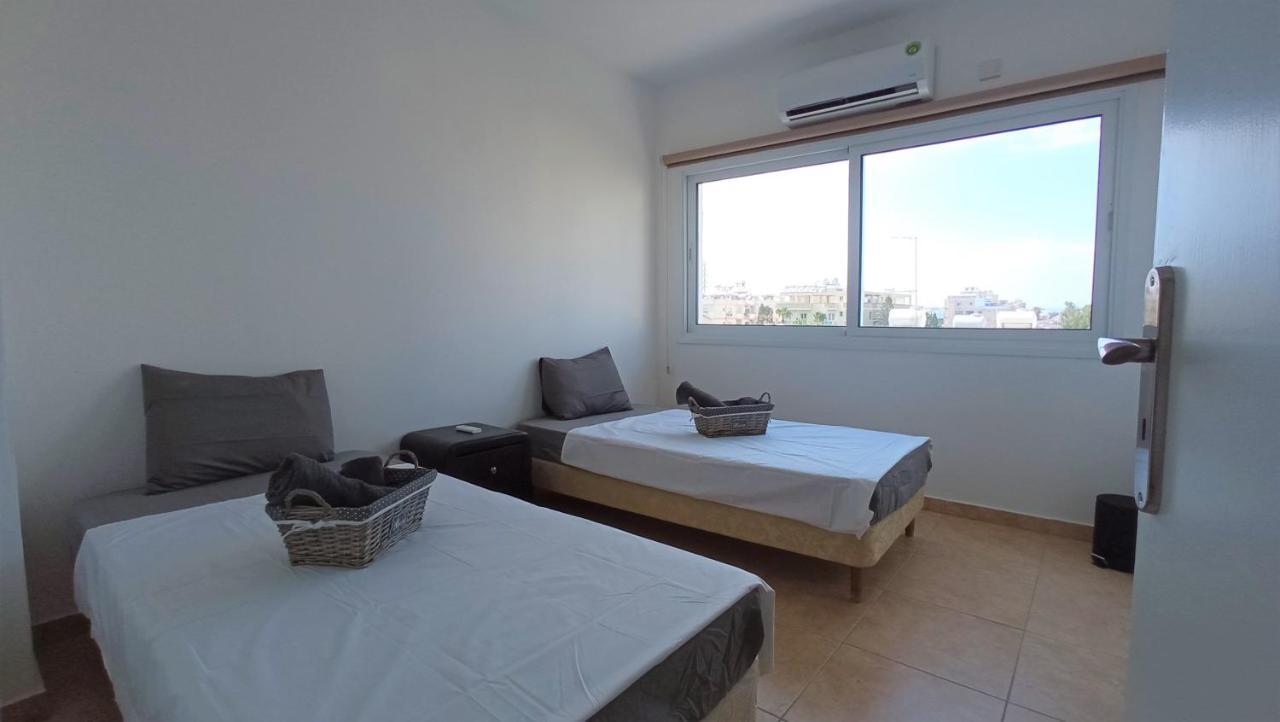 5 Min To The Beach Holiday Shared Apartment Incl Netflix - Private Room In 3 Bdr Apt 라르나카 외부 사진